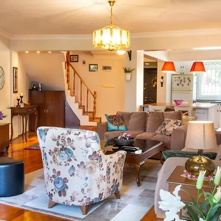 Apartment Spacious Detached House With Garden In Izmir *