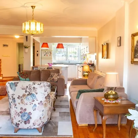 Spacious Detached House With Garden In Izmir *